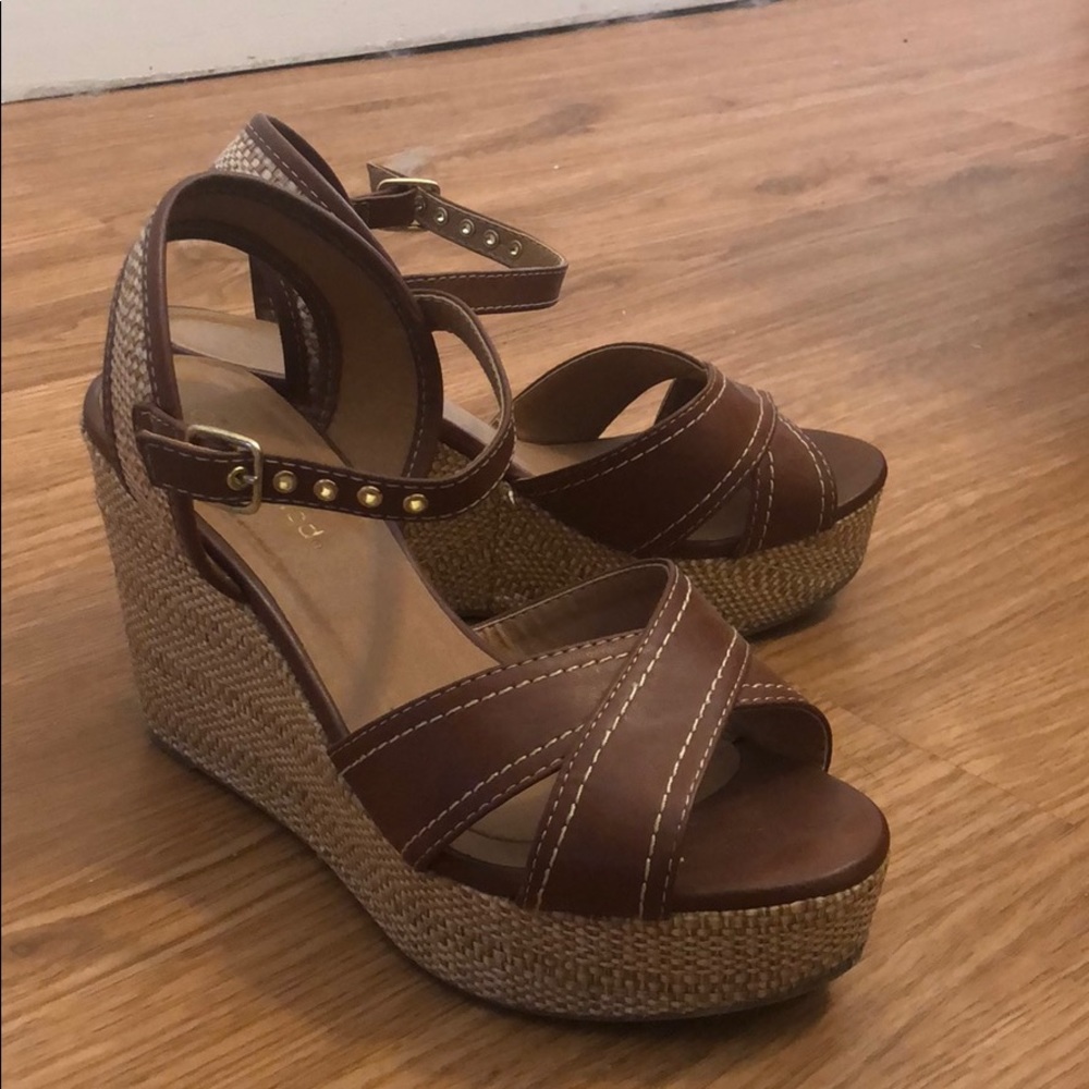Adjustable ankle-strap wedges